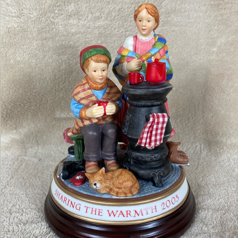 New in Box Holly Hobbie Heirloom Collection 2003 “Shairing the Warmth”